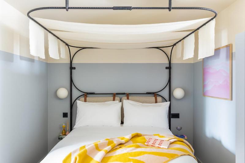 One Bedroom Open Plan Suite image 4