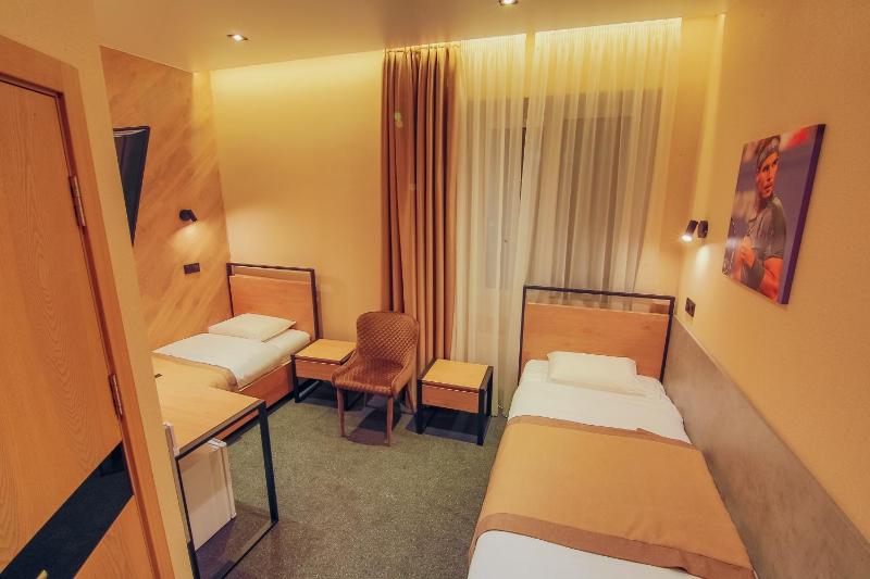 Standard Twin Room image 4