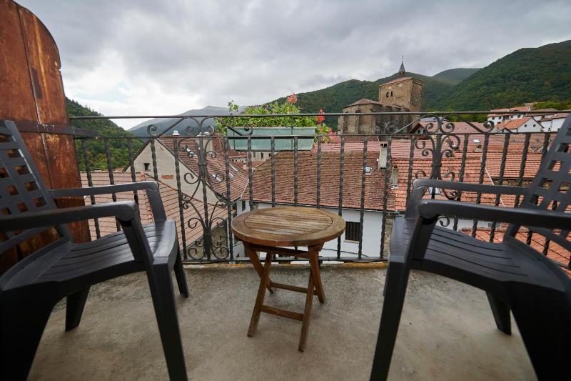Double Room with Balcony image 3