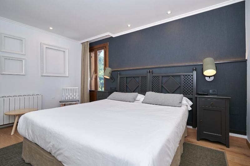 Deluxe Double Room with Balcony image 1