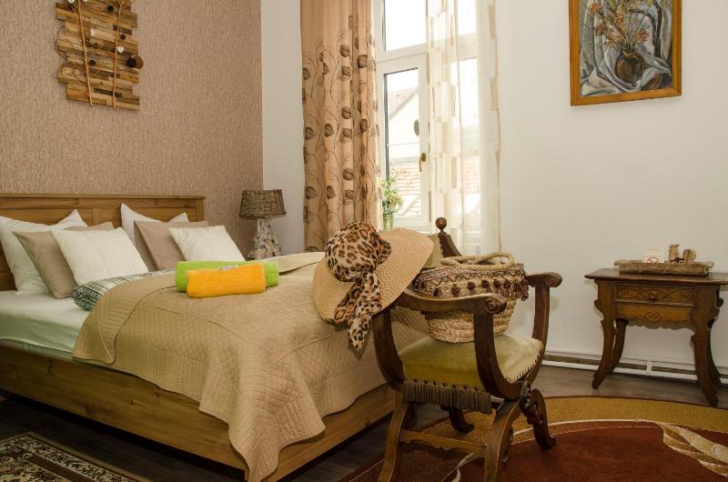 Deluxe Family Room image 2