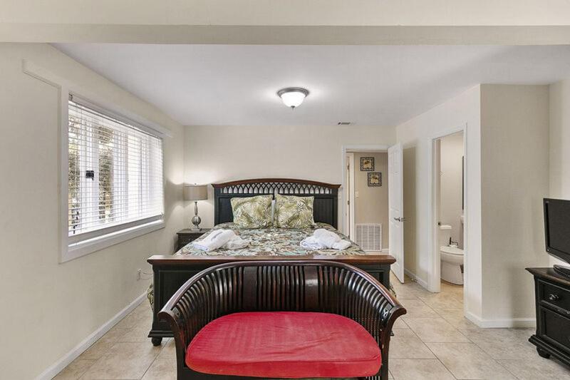 Seven-Bedroom House image 1