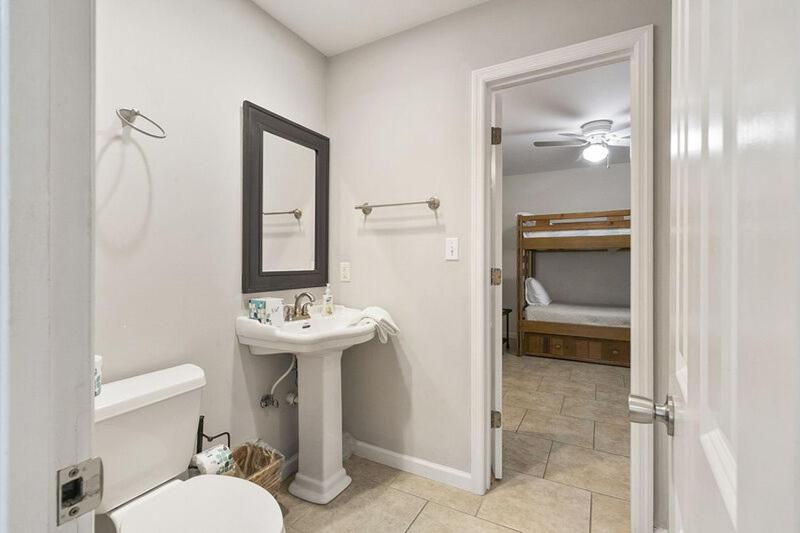 Seven-Bedroom House image 2