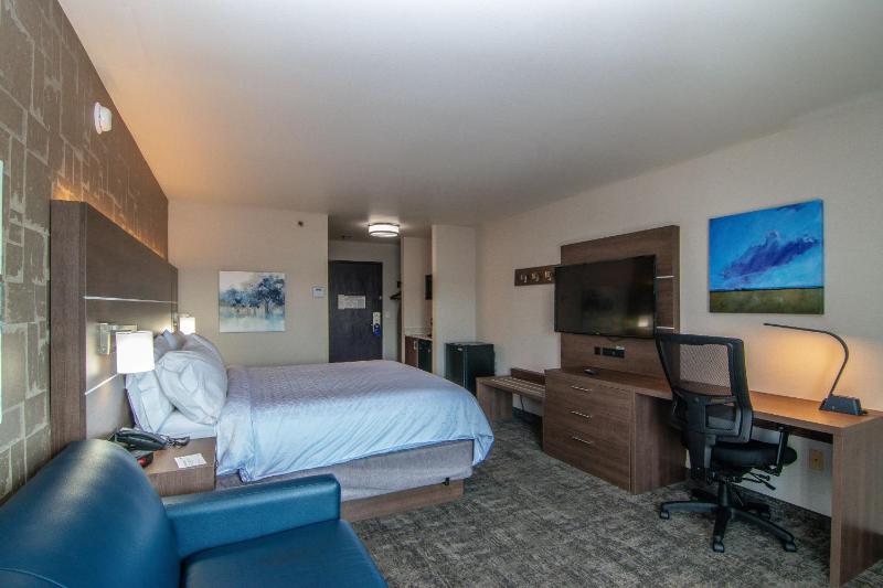 Standard King Room with Balcony and City View image 2