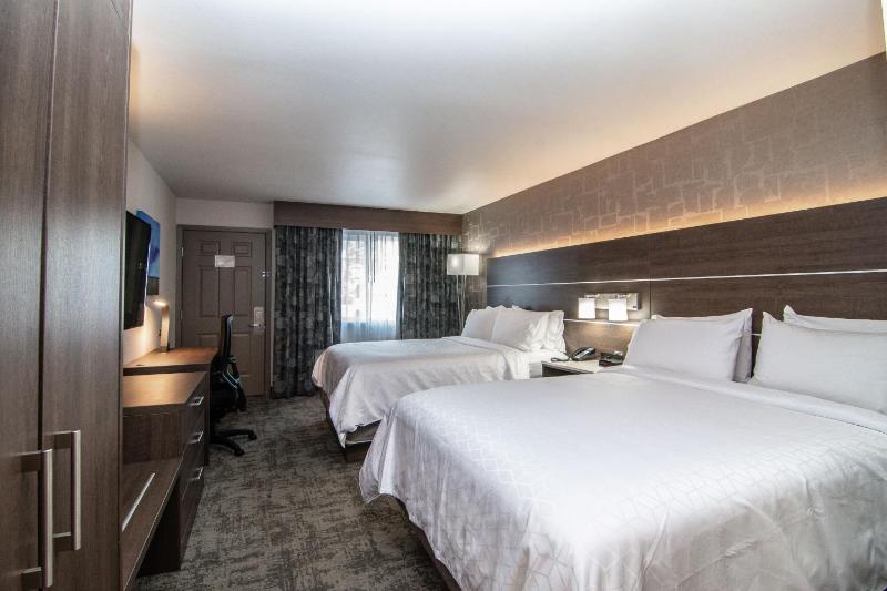 Standard Room with Two Queen Beds image 4