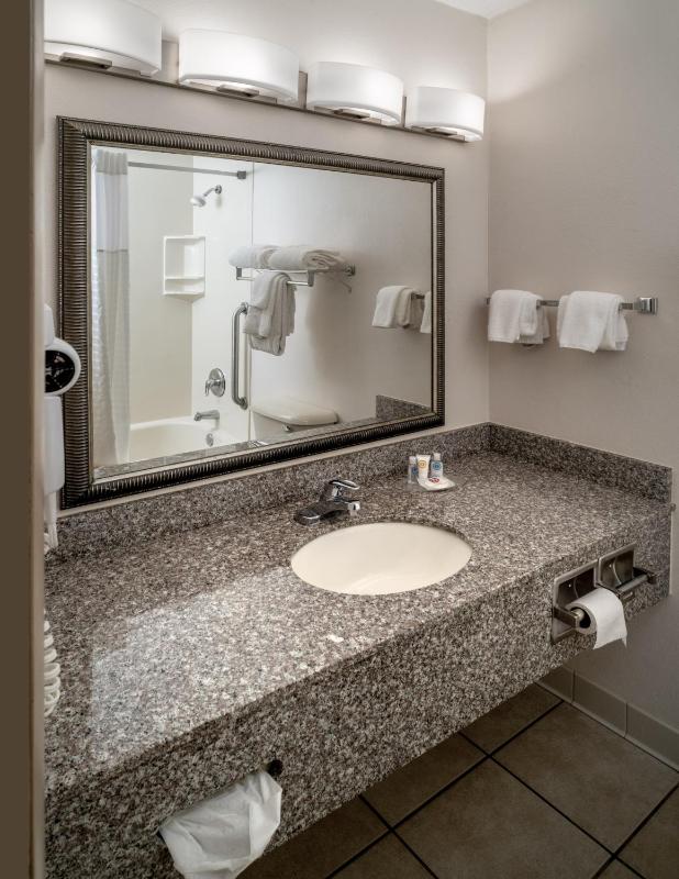 Double Room with Two Double Beds - Non-Smoking/Pet Friendly image 3