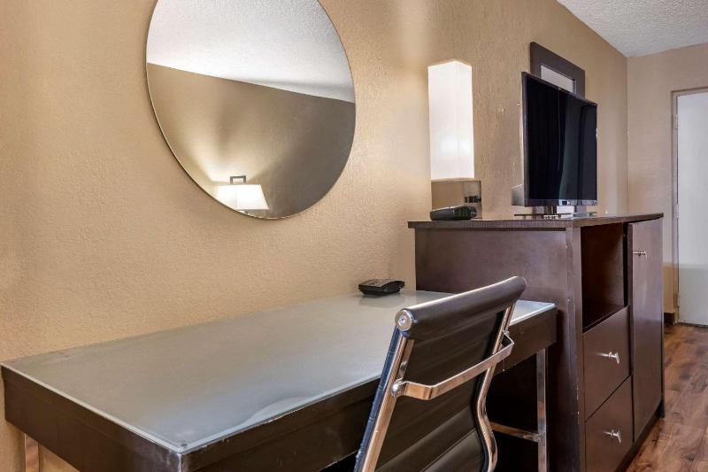 King Room - Non-Smoking image 3