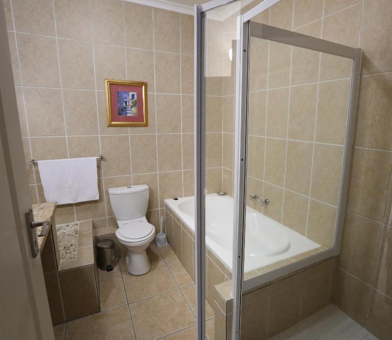 Bar-t-nique Guest House - image 5