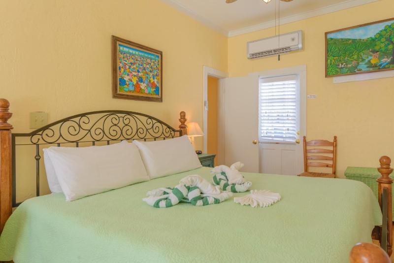 King Room with Pool View image 4