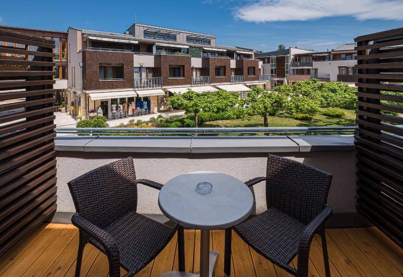 Deluxe Double or Twin Room with Balcony image 3
