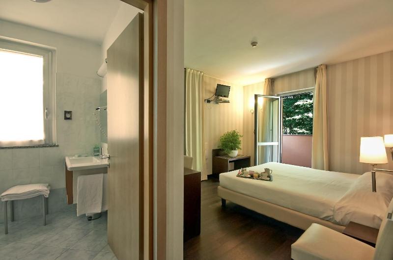 Double Room image 2