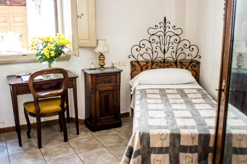 Basic Single Room with Shared Bathroom image 3