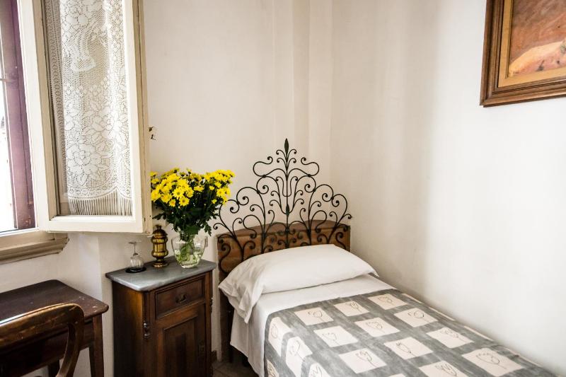 Basic Single Room with Shared Bathroom image 4