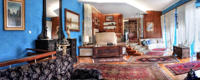 Six-Bedroom House image 2
