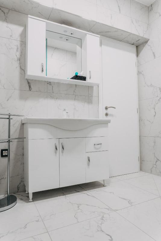 Red King Luxury Apartment image 3