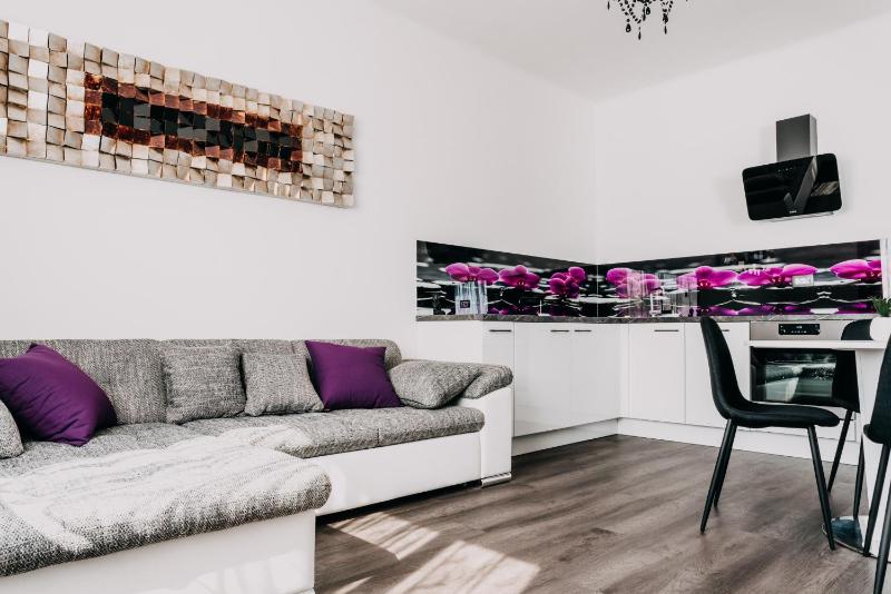 Purple Queen Luxury Apartment image 4