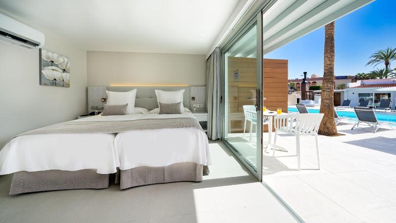 Double Room with Pool View image 2