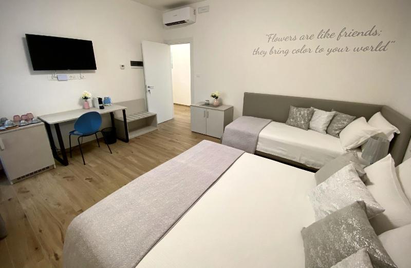 Five Flowers Guest House - image 8