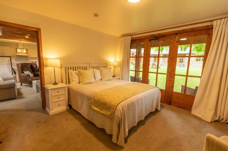 Wanaka Homestead Lodge & Cottages - image 11