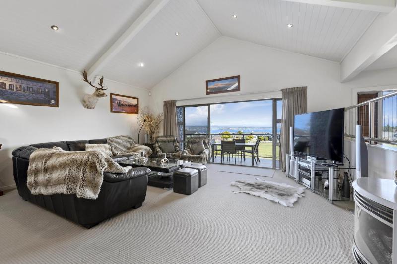 Lake View Bliss - Lake Taupo Holiday Home - image 3