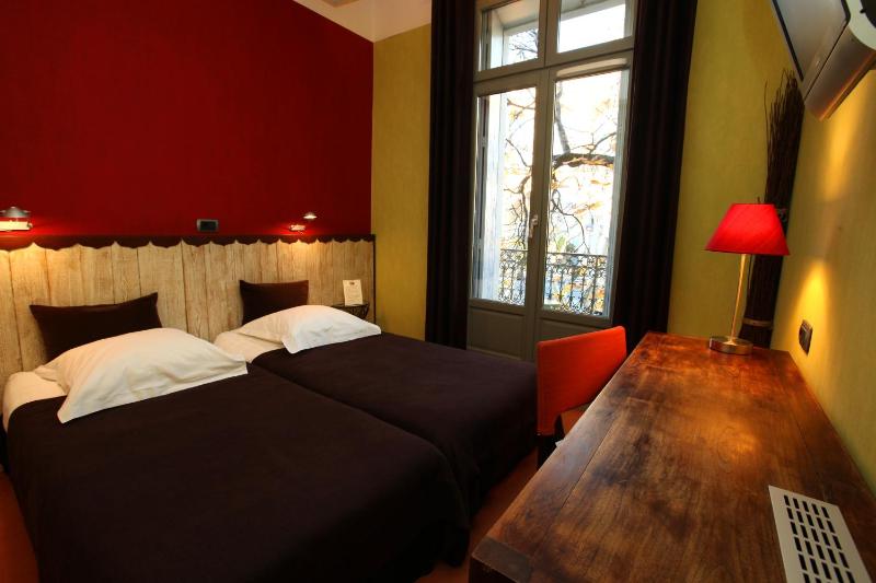 Classic Double Room image 3