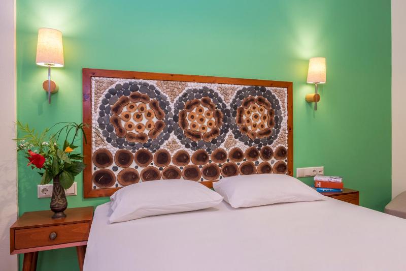 Superior Triple Room image 4