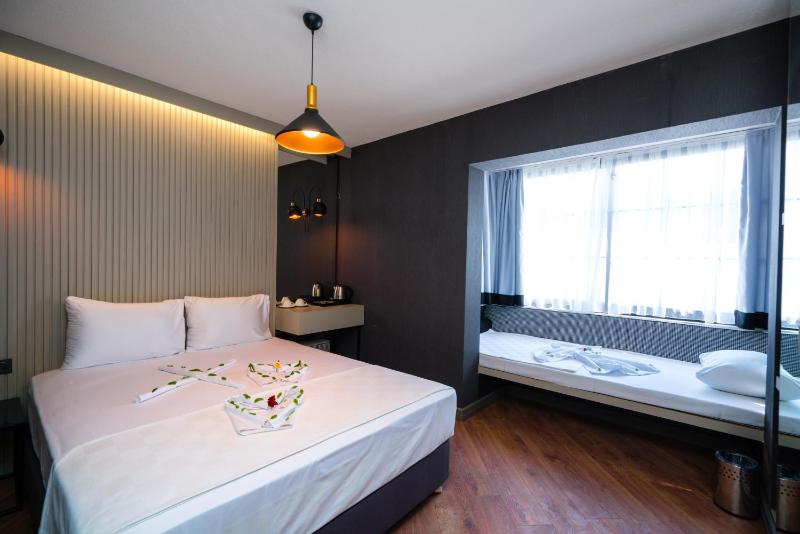Deluxe Room (2 Adults + 1 Child) image 3