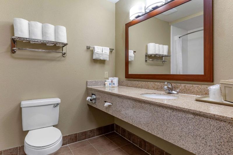 Queen Suite with Two Queen Beds - Non-Smoking image 2