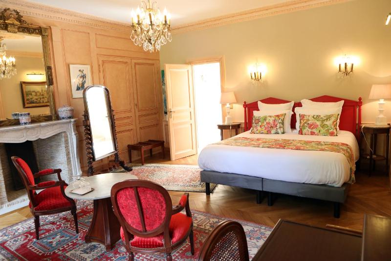Suite with Garden View image 3