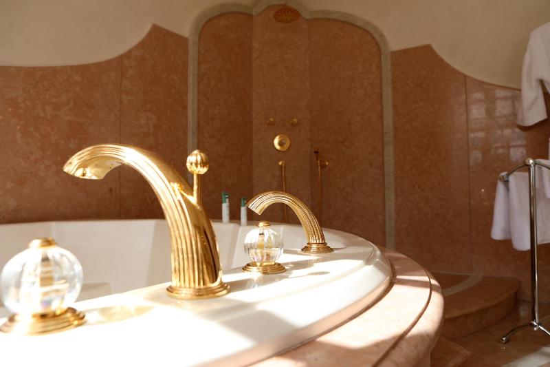 Suite with Garden View image 4