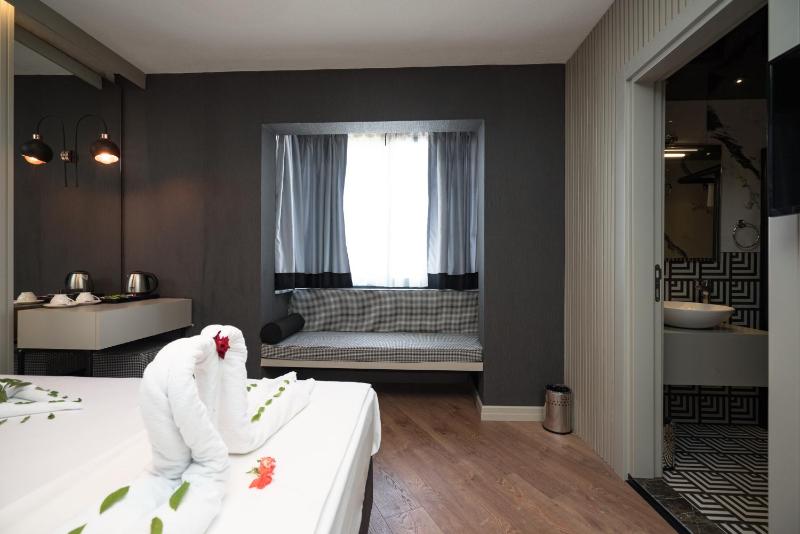 Deluxe Room image 3