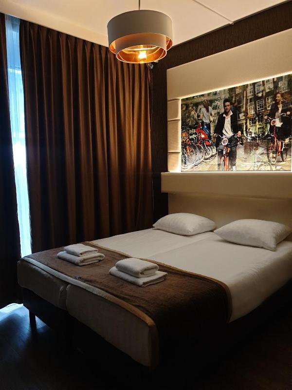 Twin Room image 2