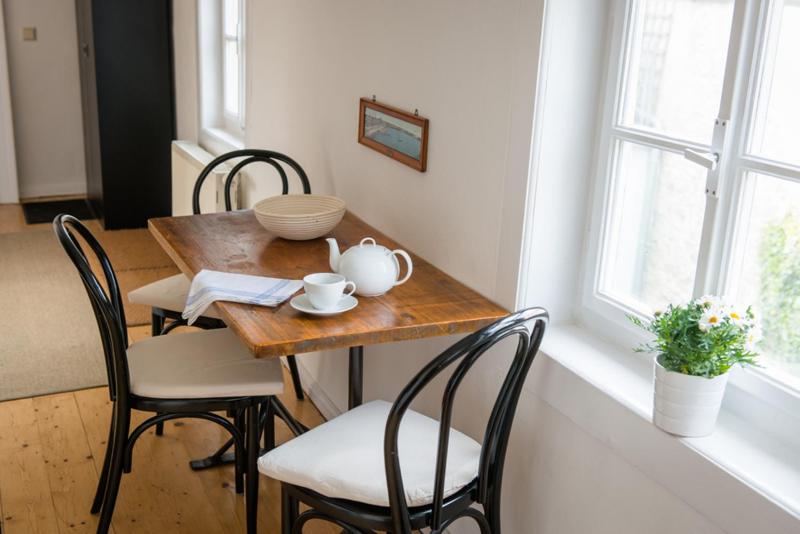 One-Bedroom Apartment image 3