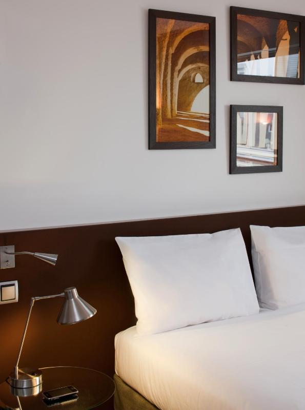 Classic Double Room image 2