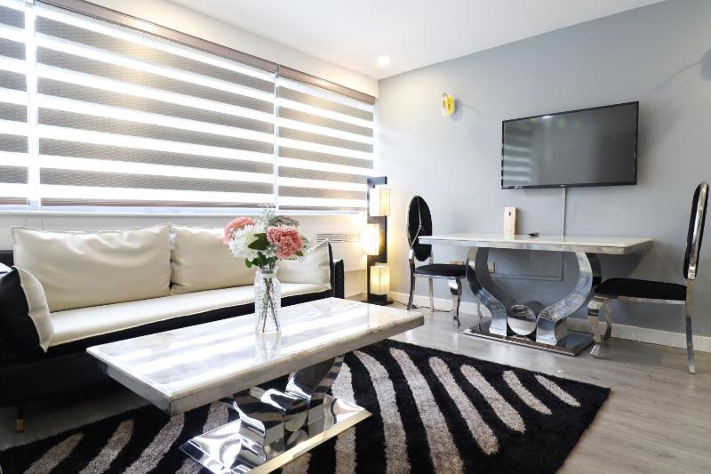 Large One-Bedroom Apartment image 2