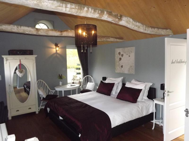 Superior Room with Private Bathroom image 2
