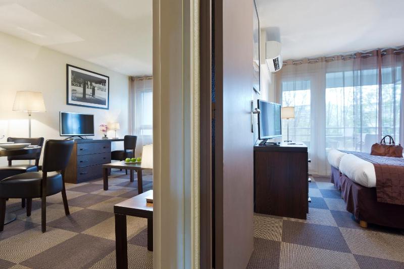 One-Bedroom Apartment with Park View image 2