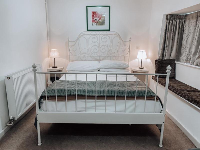 Classic Double Room image 2