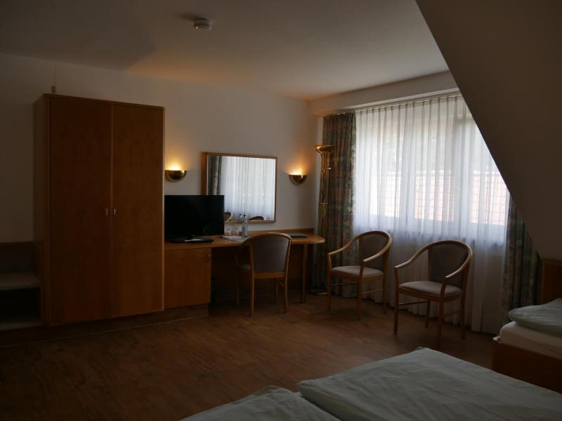 Triple Room with Bathroom image 1
