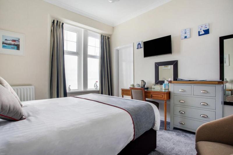 Deluxe Double Room with Sea View image 2