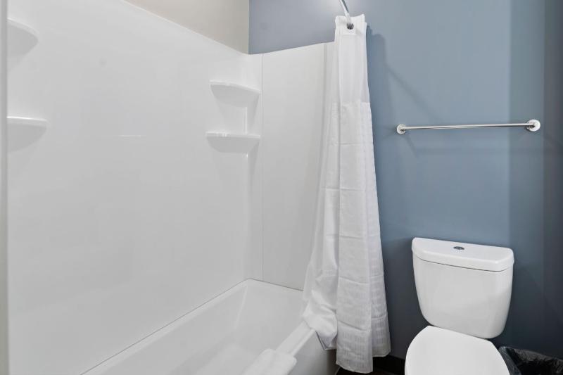 Studio with 2 Queen Beds - Non-Smoking image 3