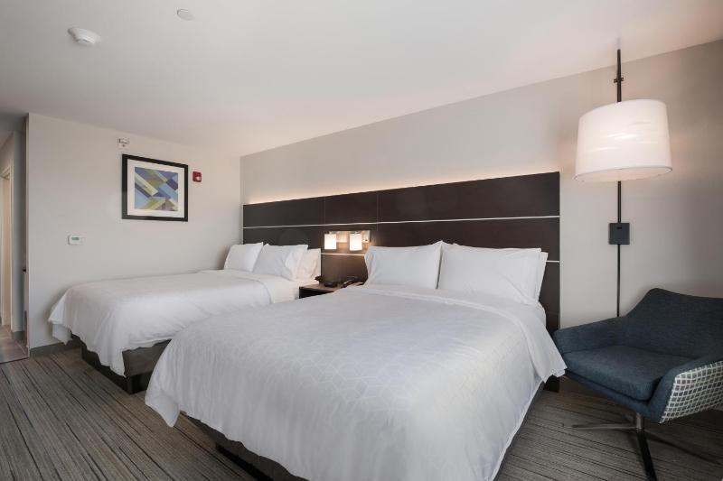 Standard Room with Two Queen Beds image 4