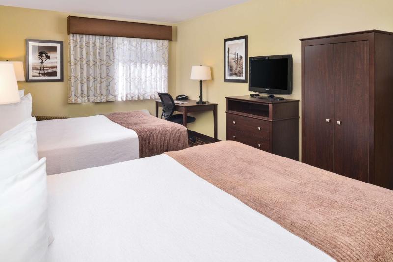 Deluxe Queen Room with Two Queen Beds - Non Smoking image 3