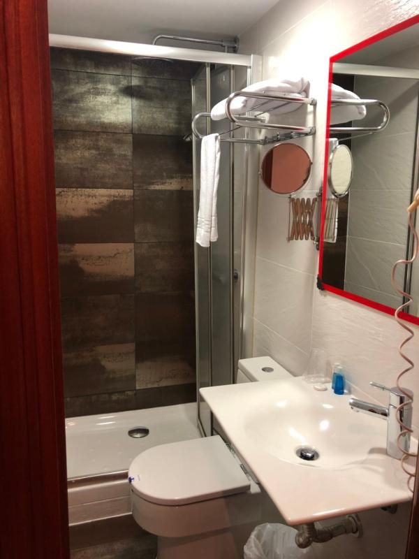 Double or Twin Room image 3