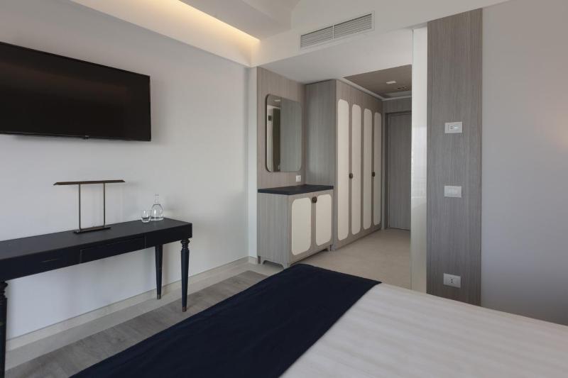 Deluxe Double or Twin Room with Sea View image 4