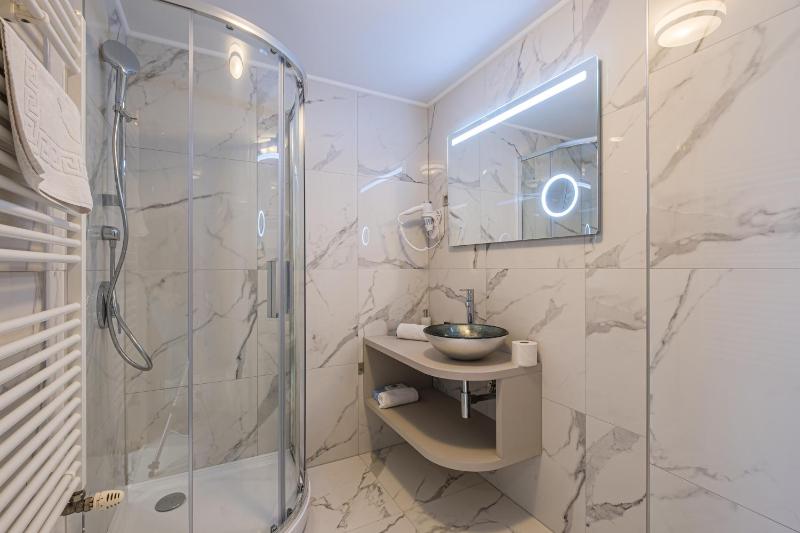 Deluxe Double or Twin Room with Balcony image 4