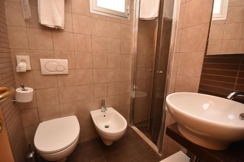 Double or Twin Room with Balcony image 2