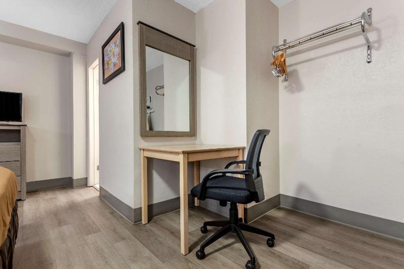 King Room - Non-Smoking image 2