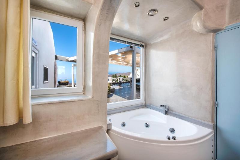 Junior Suite with Hot Tub and Caldera View image 3