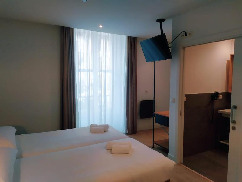 Twin Room with Balcony image 3